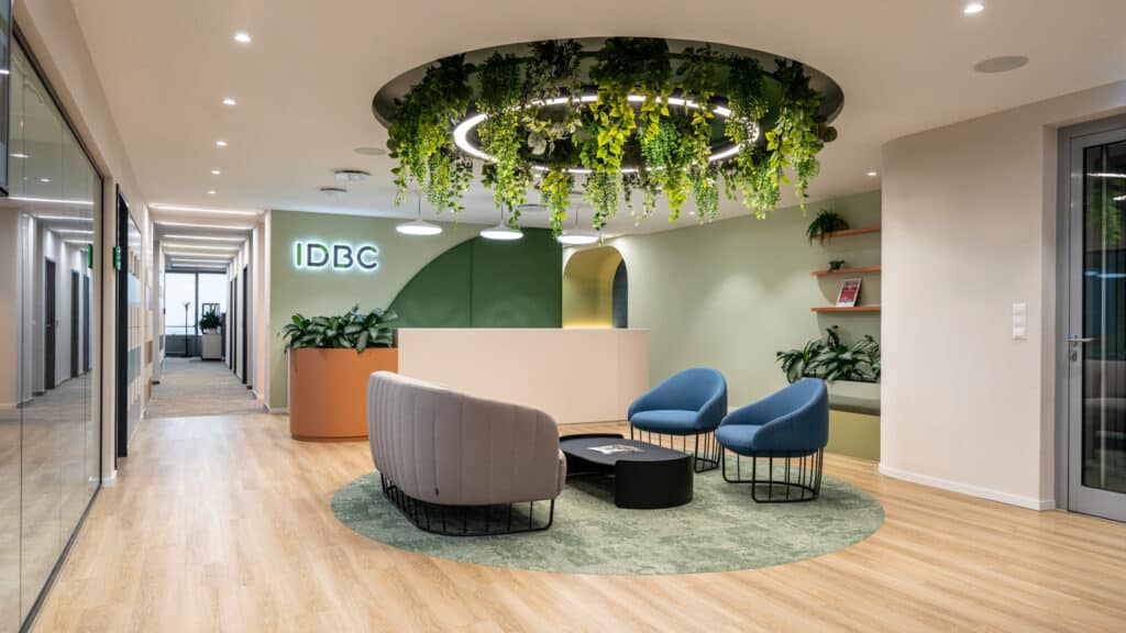 Kör alakú műnövényes dekoráció az IDBC Creative Solutions recepciójának plafonjában.